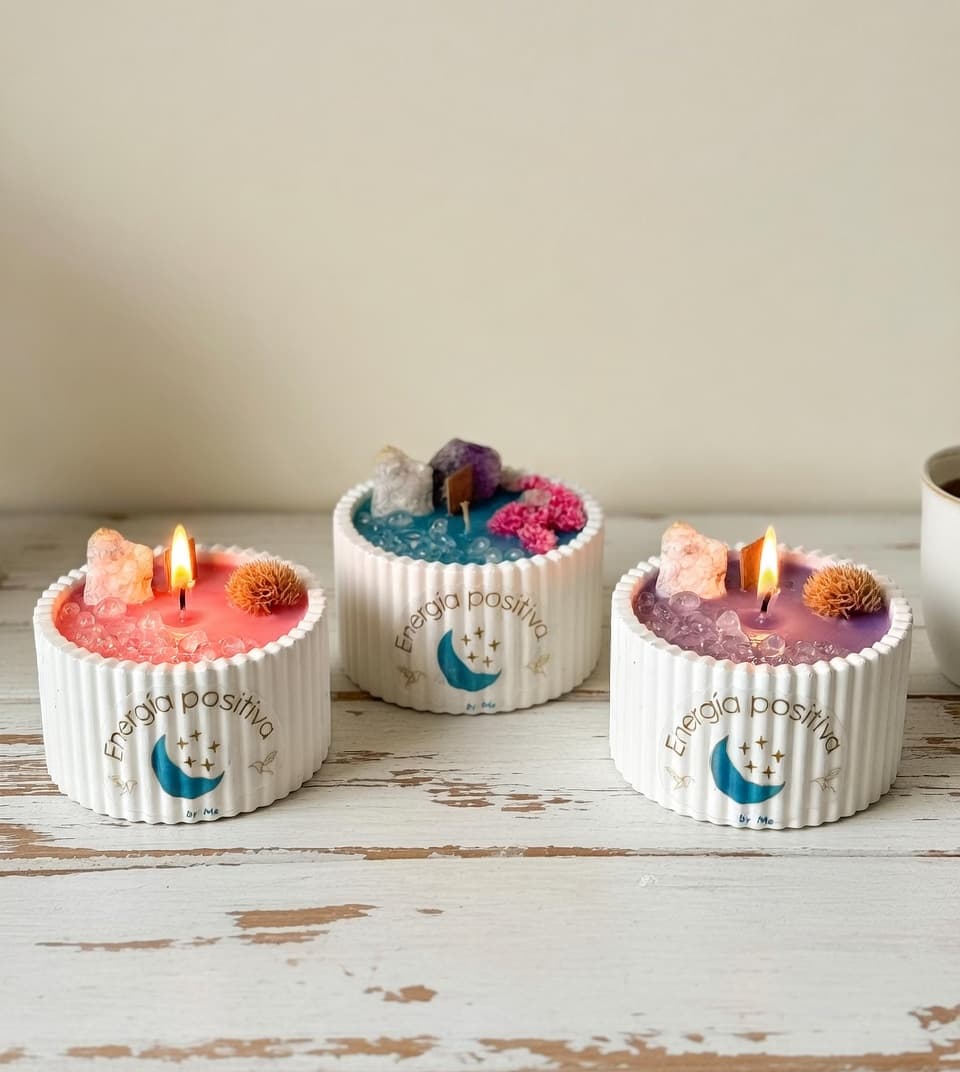 Velas intencionadas con piedras naturales.