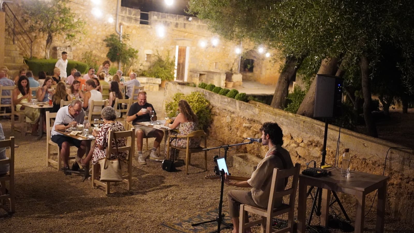 Viernes: visita guiada, cena degustación y música en directo